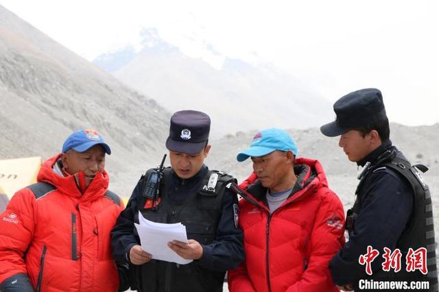 又到珠峰登山季 西藏移民管理警察开启护航模式