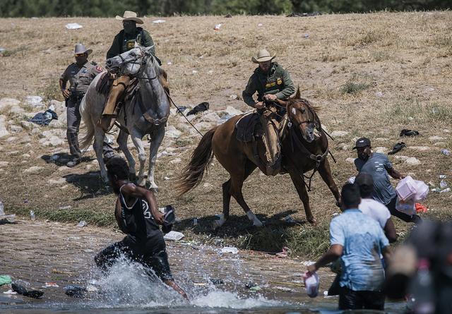 挥鞭暴力驱赶非法移民引众怒！美国暂停在得州边境使用骑警