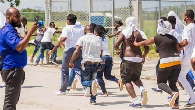 美国强行遣返海地移民，人群愤怒追着美国飞机扔鞋子