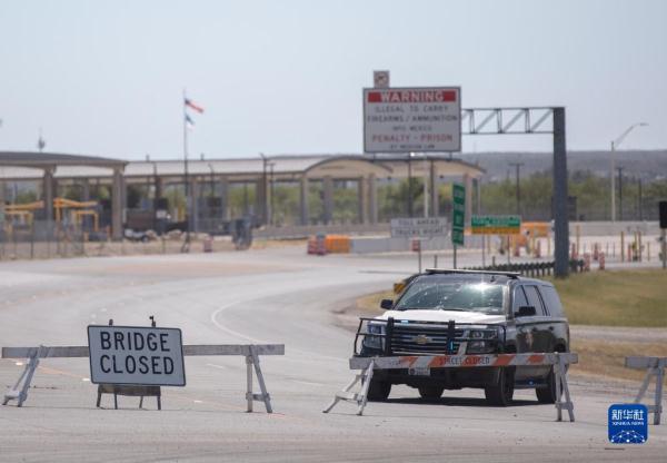 滞留美国得克萨斯州边境小镇德尔里奥桥下的移民离开