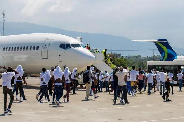 下机才知被美国强行遣返，海地移民“怒追飞机丢鞋”画面曝光
