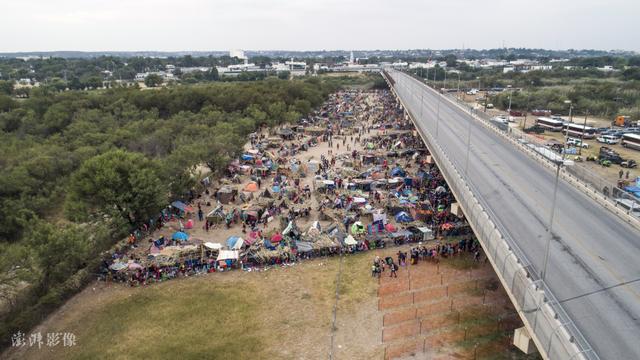 美国边境大桥下“驻扎”近1.5万移民