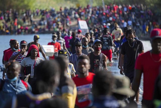 美国计划加大力度驱逐聚集在得州边境的海地移民