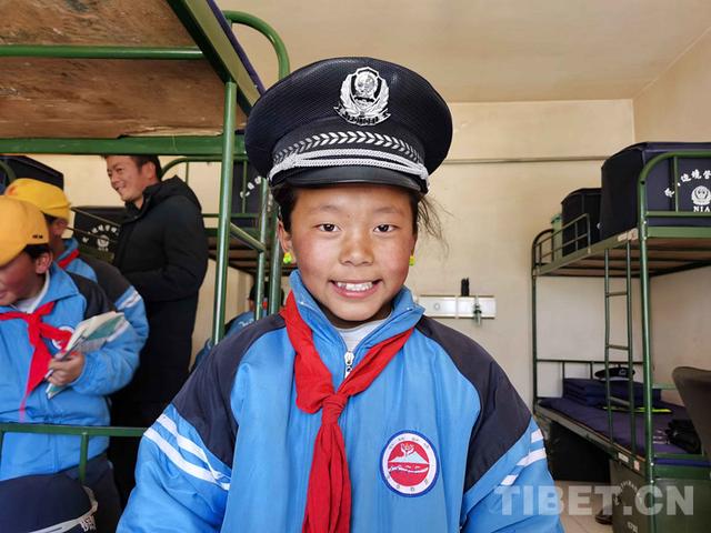 “长大我要变成您！”移民管理警察带领驻地小学生揭秘藏蓝警营